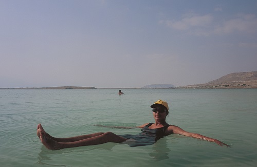 Drijven in de Dode Zee
